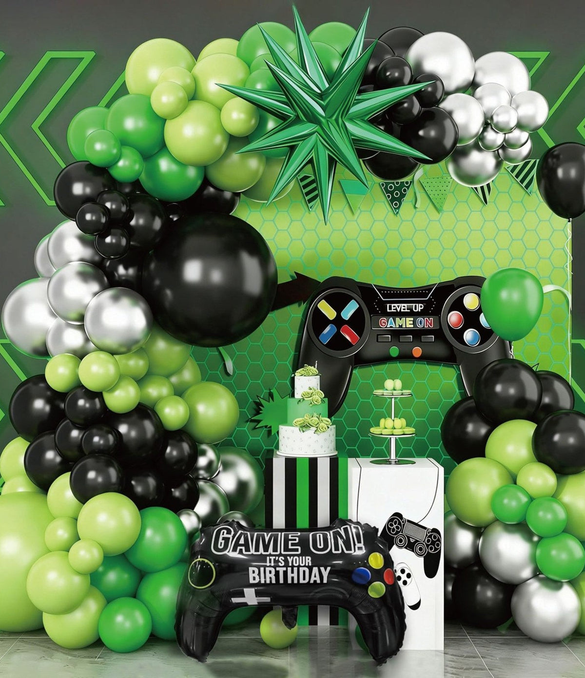 Set para montar un arco de globos gamer en verde, negro y plata con un globo foil de mando «Game On» y una estrella foil de puntas