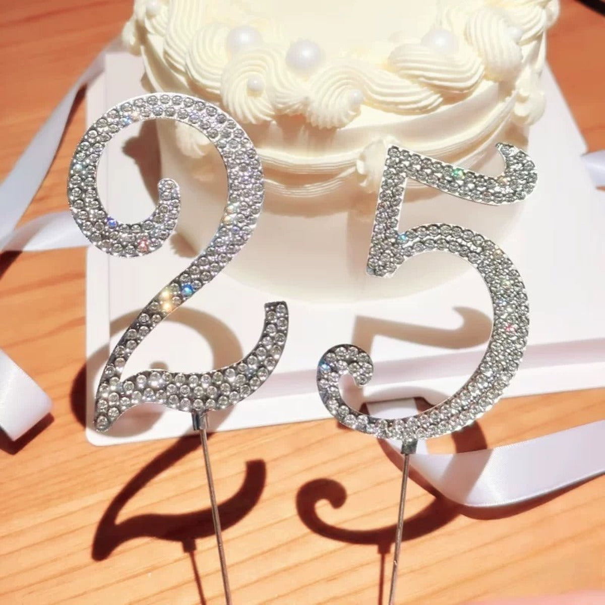 Topper de número plateado con strass para tarta 22 cm sobre tarta